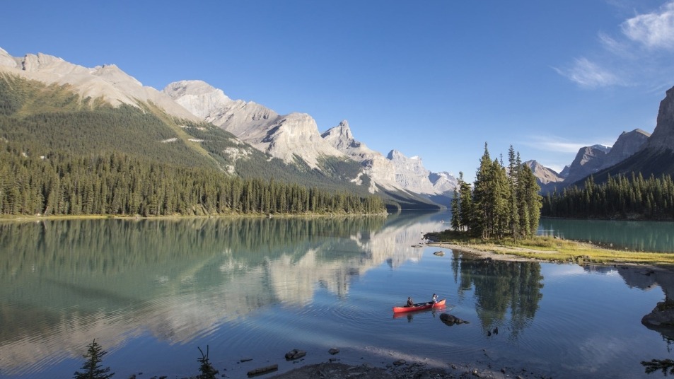 Maligne Lake in Jasper Alberta