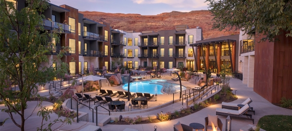 Moab Hotel Courtyard
