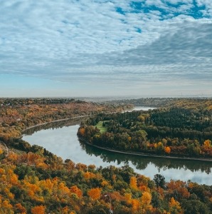 Fall colours overlooking Edmonton‘s river valley trails