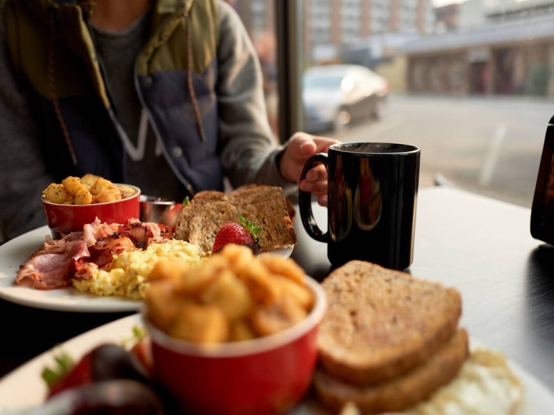 Two people enjoying brunch at a cafe